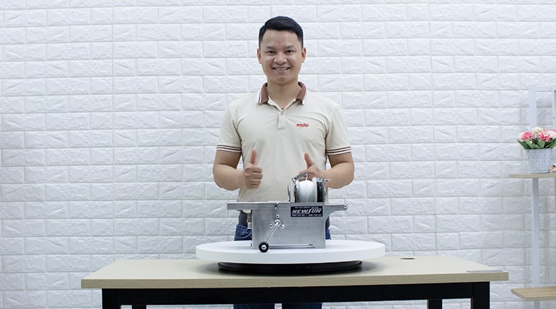 Hình ảnh thực tế máy buộc chỉ xúc xích quay tay NEWSUN Hình ảnh thực tế máy buộc chỉ xúc xích quay tay NEWSUN