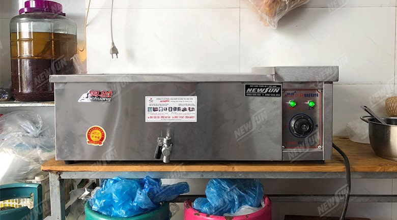 Khách hàng sử dụng bếp chiên công nghiệp