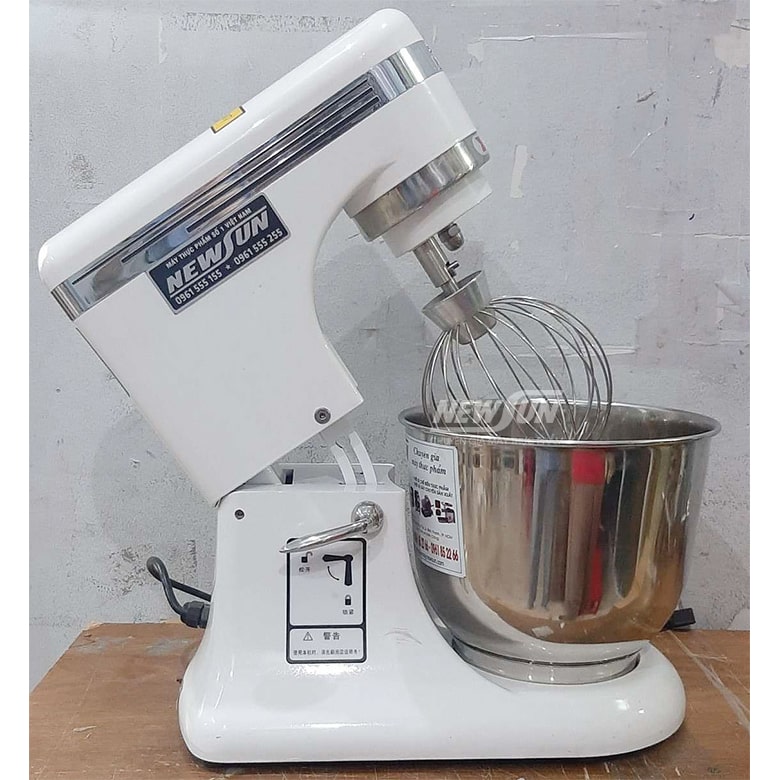 Khách hàng sử dụng máy đánh kem trứng để bàn 7 lít