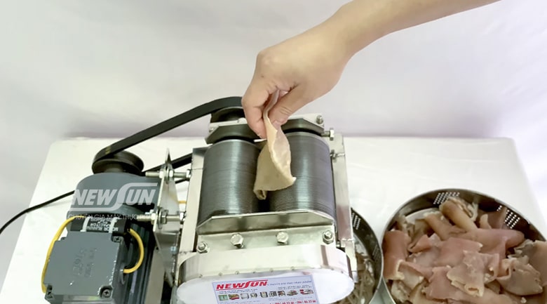 Máy thái bì có motor vận hành tự động