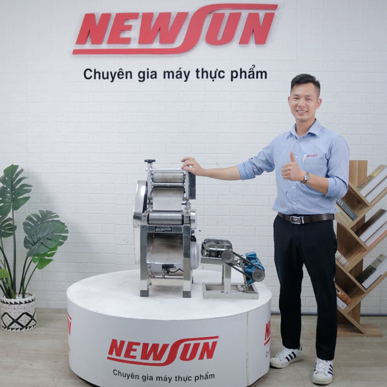 Ảnh chụp thực tế máy lạng thái bì liên hoàn (trái) và máy thái bì tự động (phải)