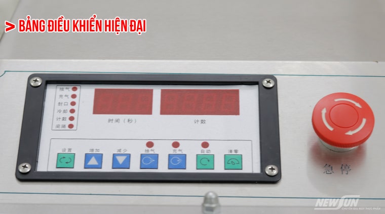 Bảng điều khiển điện tử với nút bấm cơ Bảng điều khiển điện tử với nút bấm cơ