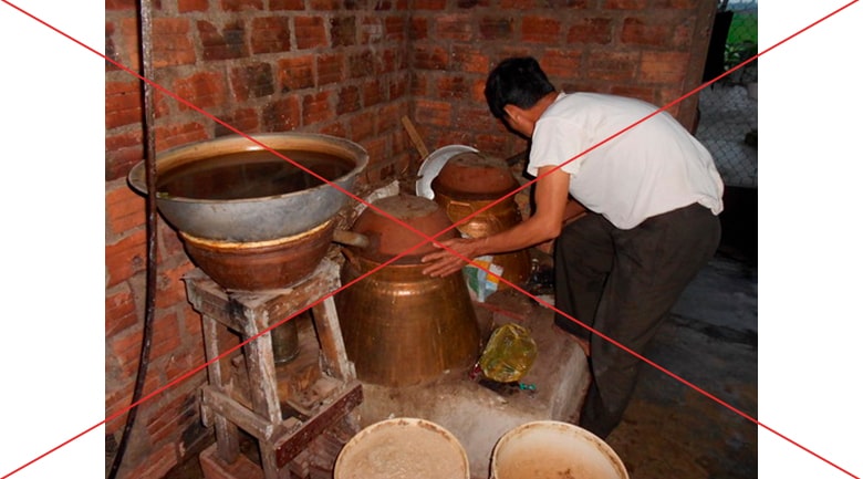 Nấu rượu thủ công rất vất vả