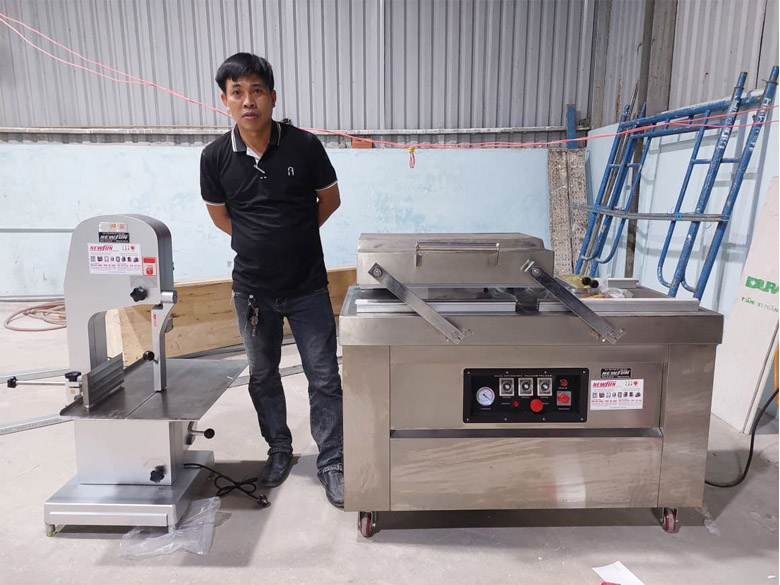 Khách mua máy cắt cá J310 và máy hút chân không