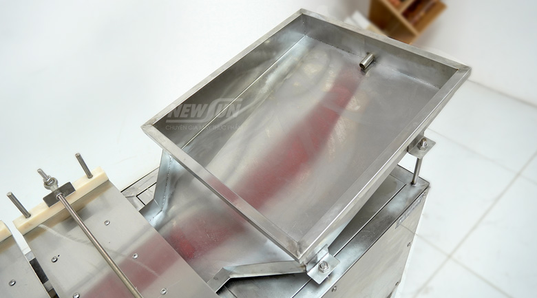 Phễu chứa nguyên liệu