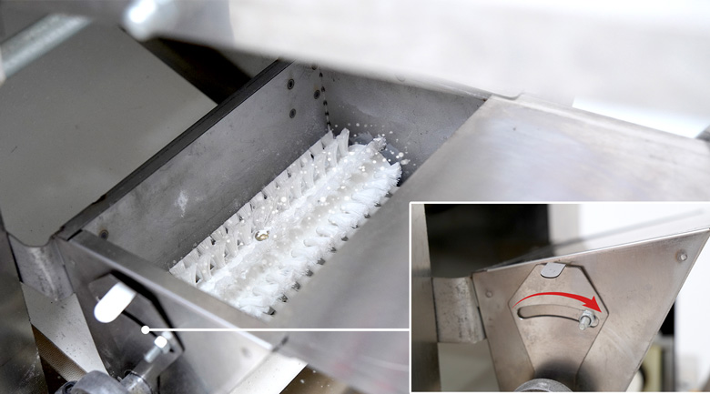 Bột khô được rắc đều lên băng tải để bột cán không bị dính