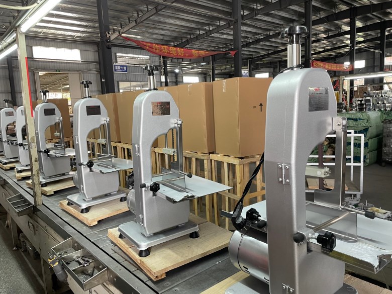 Máy cưa xương J130 tại xưởng NEWSUN